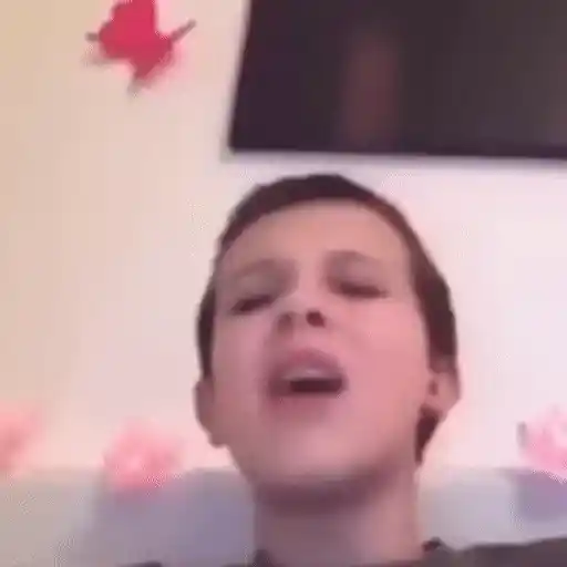 Figurinha: Millie Bobby Brown Cantando