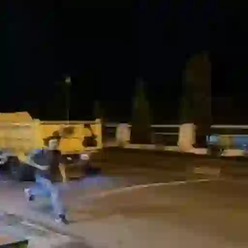 Figurinha: Rapaz mostrando o dedo