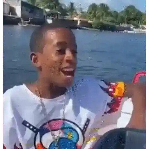 Figurinha: Jovem em passeio de lancha