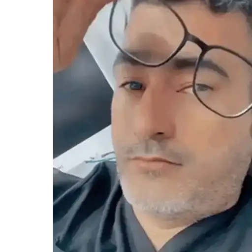 Figurinha: Homem de óculos reflexivo