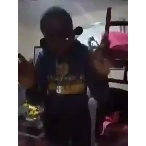 Figurinha: Dança com mãos no ar