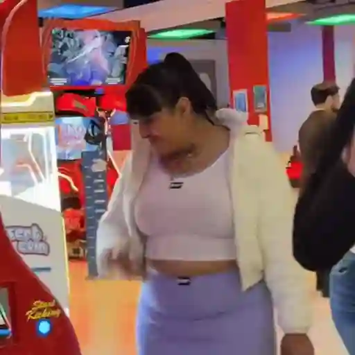 Figurinha: Garota dançando em fliperama