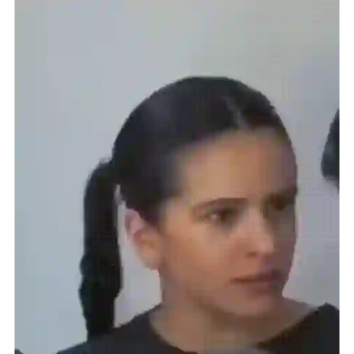 Figurinha: Rosalía com Trança e Efeito Glitch