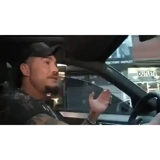 Figurinha: Homem fumando dentro do carro