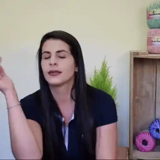 Figurinha: Mulher com a mão no rosto