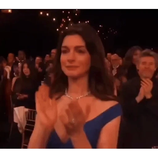 Figurinha: Anne Hathaway aplaudindo