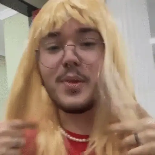 Figurinha: Rapaz com peruca loira