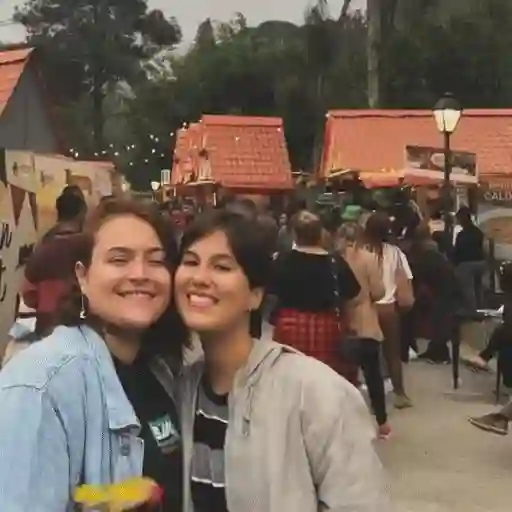 Figurinha: Amigas torcendo pelo Brasil