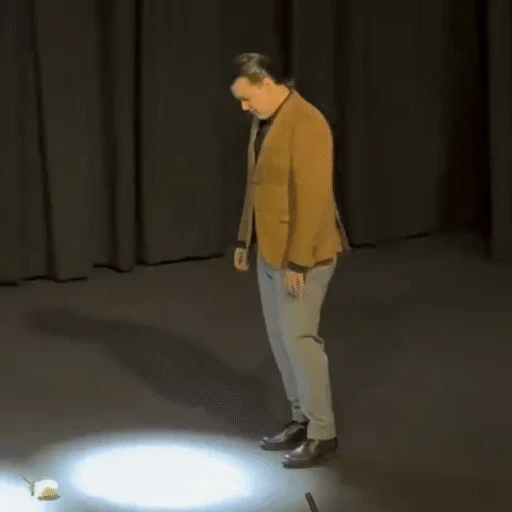 Figurinha: Homem ajoelhado no palco