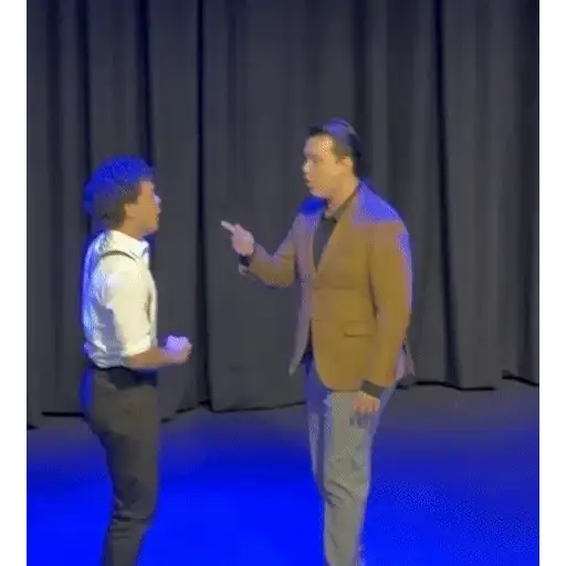 Figurinha: Discussão no Palco