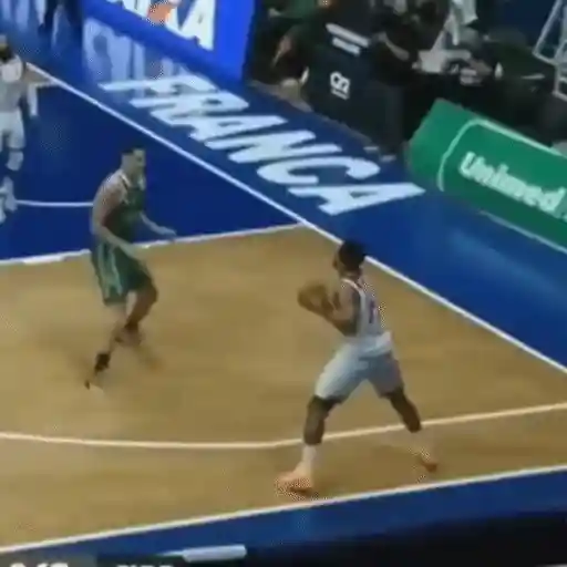 Figurinha: Drible desconcertante no basquete