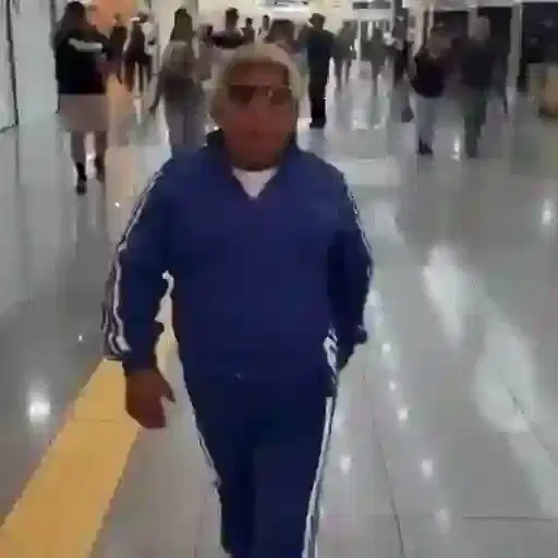 Figurinha: Abdu Rozik andando