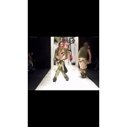 Figurinha: Modelo desfilando com estilo