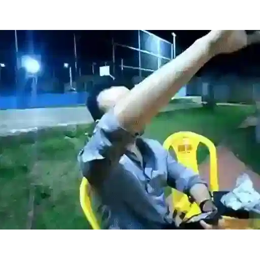 Figurinha: Homem bebendo algo