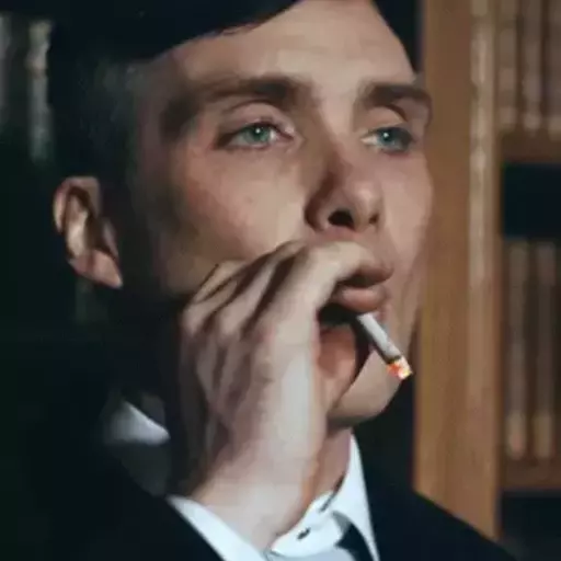 Figurinha: Thomas Shelby fumando