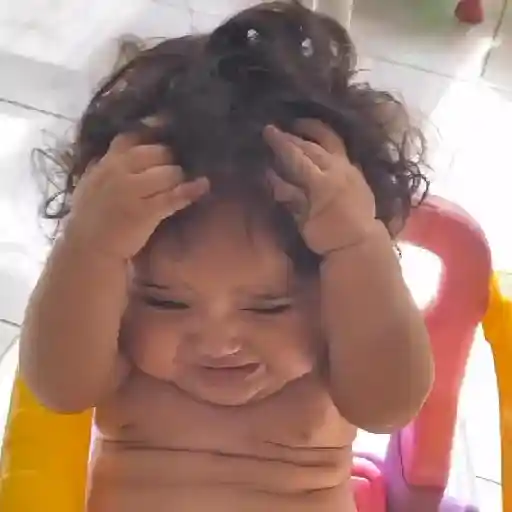 Figurinha: Bebê fofo mexendo no cabelo