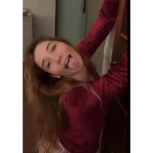 Figurinha: Garota mostrando a língua