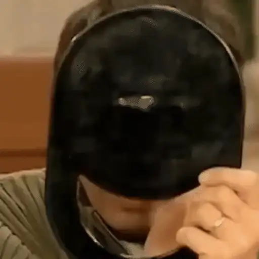 Figurinha: Homem se olhando no espelho