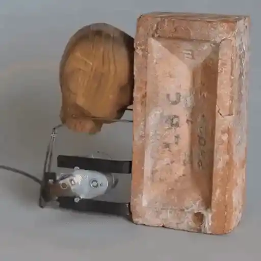 Figurinha: Cabeça de madeira e tijolo
