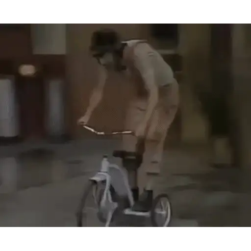 Figurinha: Chaves e o barril na bicicleta