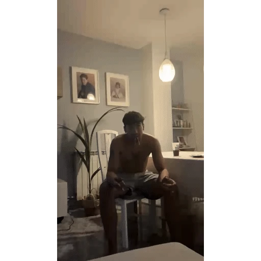Figurinha: Rapaz com cigarro na boca