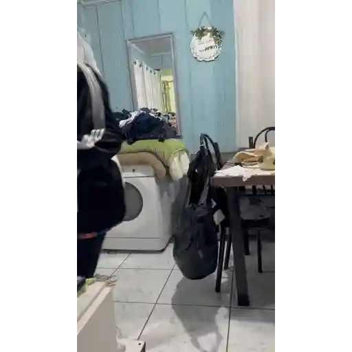 Figurinha: Jovem dançando em casa