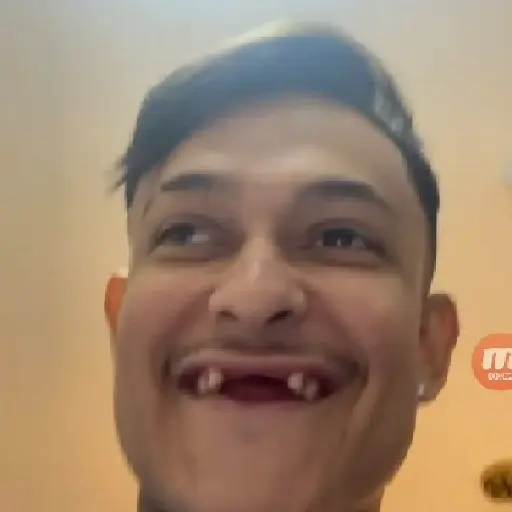 Figurinha: Homem sorrindo sem dentes