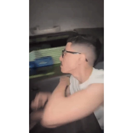 Figurinha: Rapaz no carro
