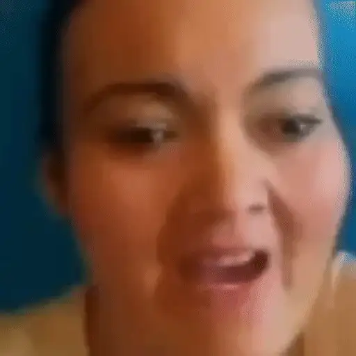 Figurinha: Mulher cobrindo a boca