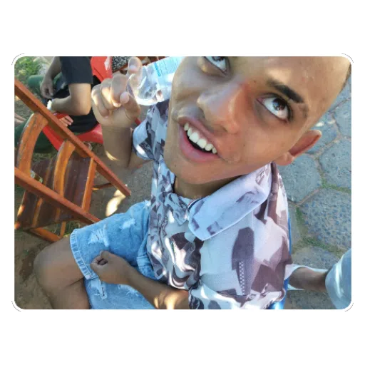 Figurinha: Jovem feliz