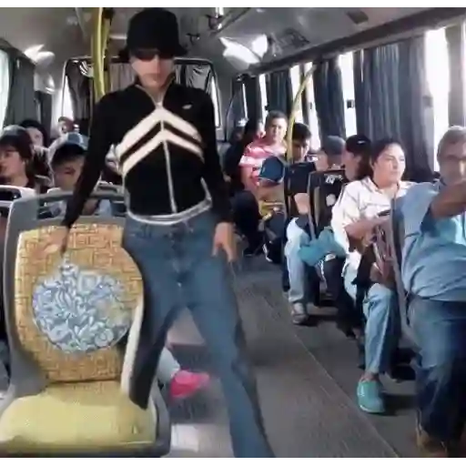Figurinha: Dancinha no ônibus